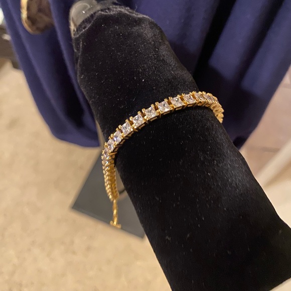 Iconic Tennis Bracelet - Picture 2 of 3